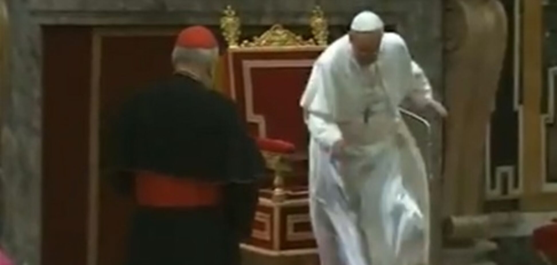 Новый Папа Римский чуть не упал с трона. Видео