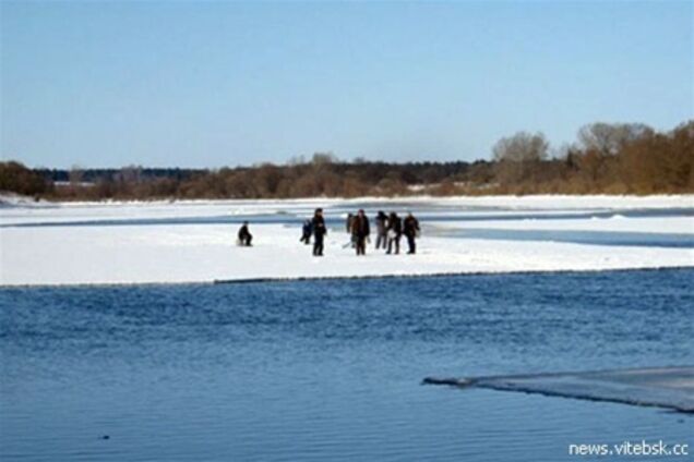 Рибаков у Кременчуцькому водосховищі зняли з крижини