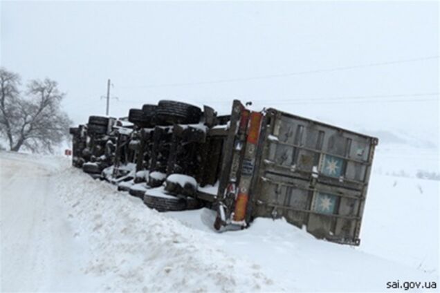 Из-за снегопада на Прикарпатье перевернулась фура