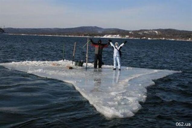 На Полтавщине 20 рыбаков дрейфуют на льдине