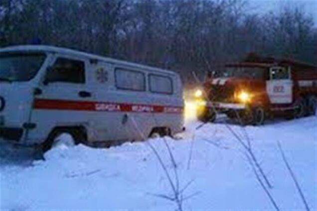 На Львівщині зі снігових заметів звільнили 9 карет швидкої