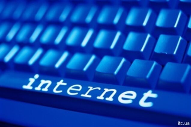 Президент Франції пообіцяв посилити контроль за соцмережами