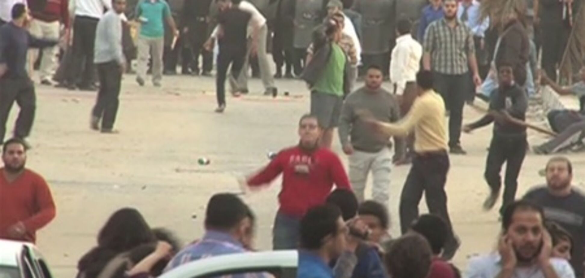 У Каїрі протестуючі побили журналістів. Фото. Відео