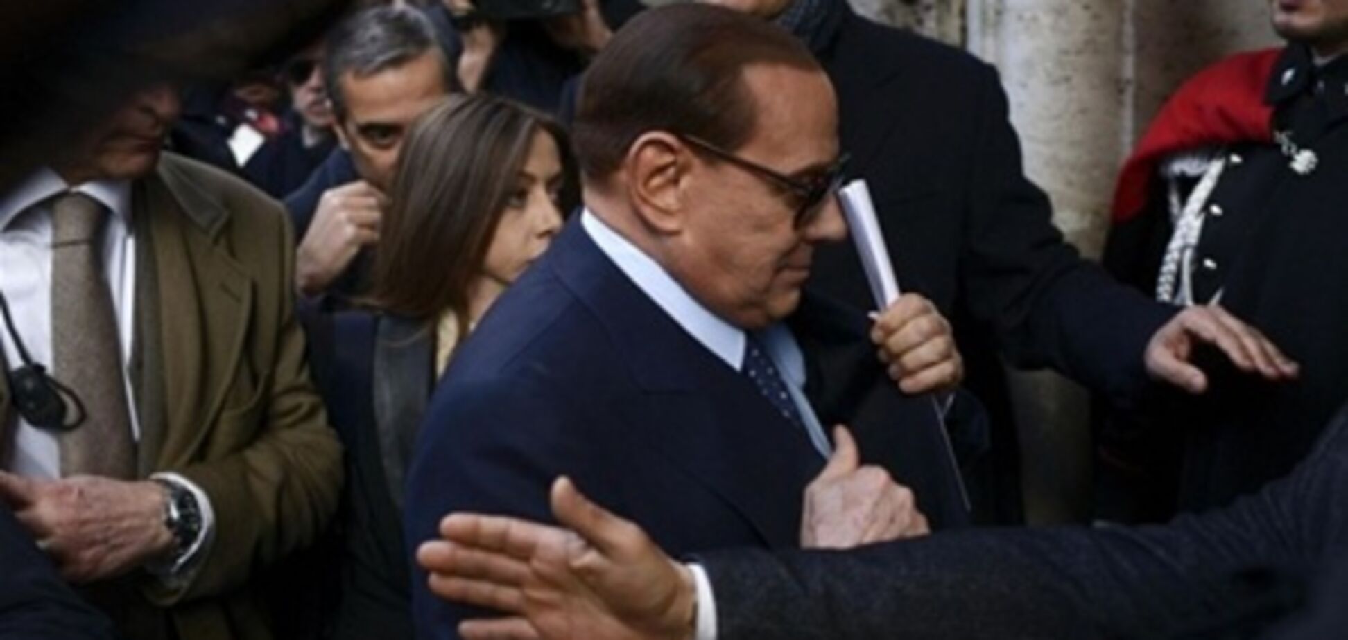 Берлускони обозвал протестующих 'тупыми бедняками'