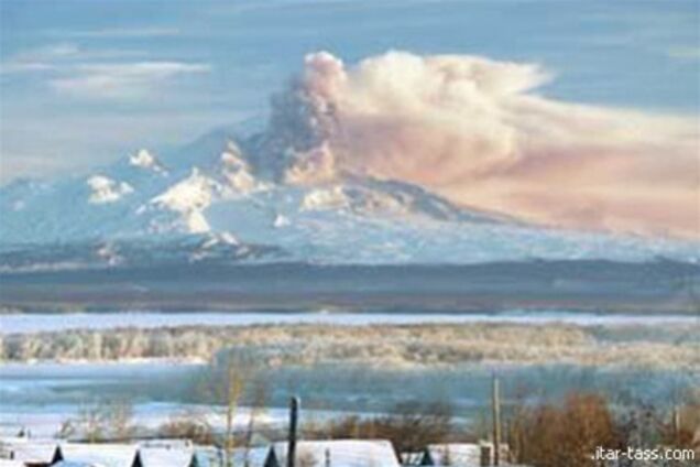 На Камчатке вулкан Шевелуч выбросил пепел на 6 км