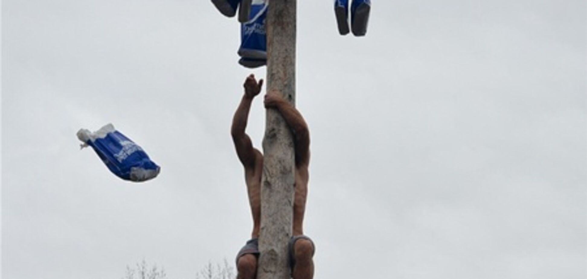 На Луганщині ПР влаштувала змагання на стовпі. Фоторепортаж