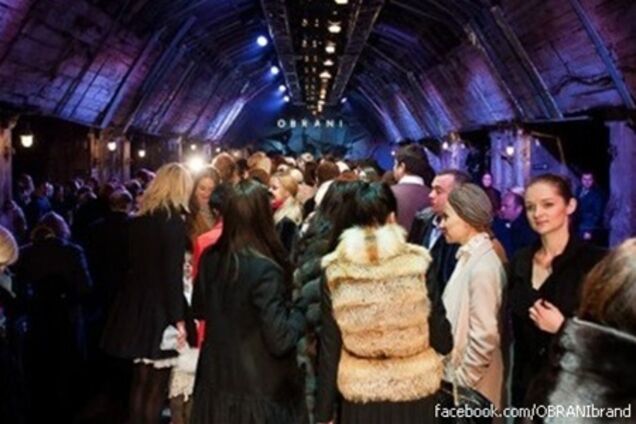 Дизайнер устроила випам фешн-поездку в метро. Фото