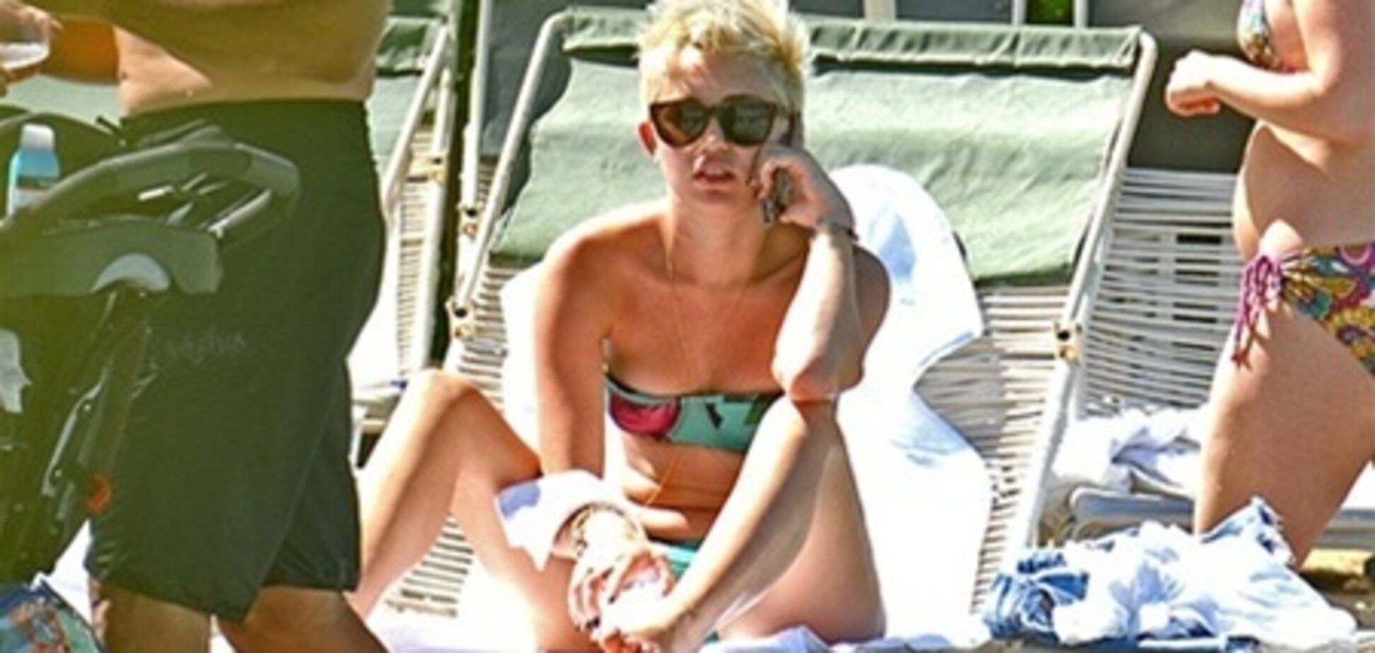 Майли Сайрус прячет новую татуировку от солнца. Фото