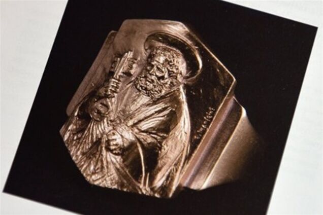 Перстень Папе Франциску выполнили из позолоченного серебра