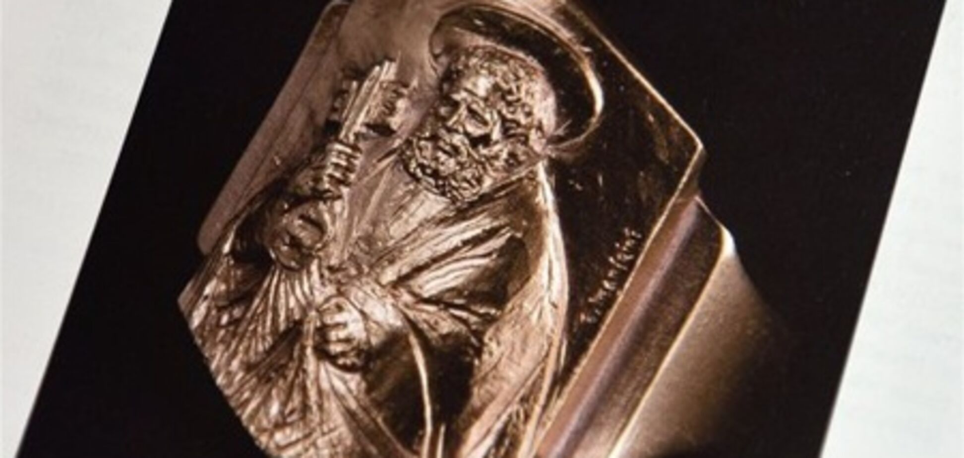 Перстень Папе Франциску выполнили из позолоченного серебра