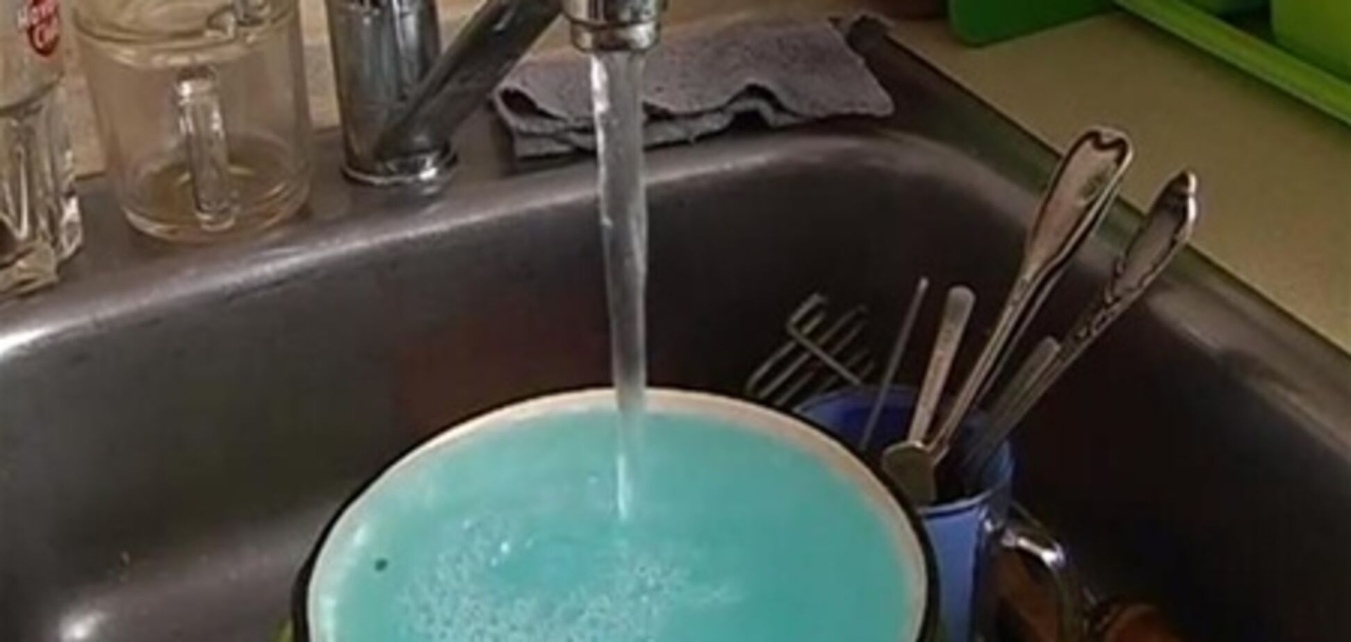 В Крыму из кранов течет синяя вода. Фото. Видео
