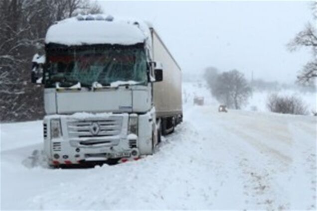 У західних областях рятувальники продовжують розчищати дороги від снігу