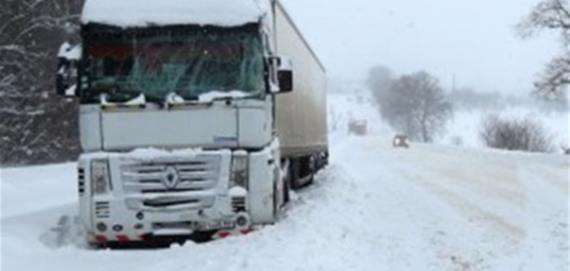 У західних областях рятувальники продовжують розчищати дороги від снігу