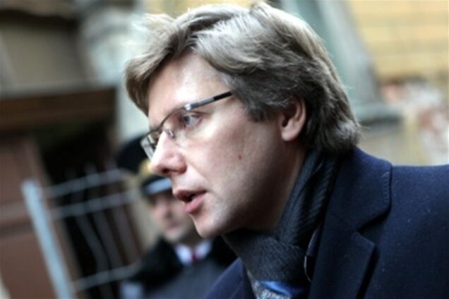 Туристи з Британії розмалювали авто мера Риги непристойними картинками