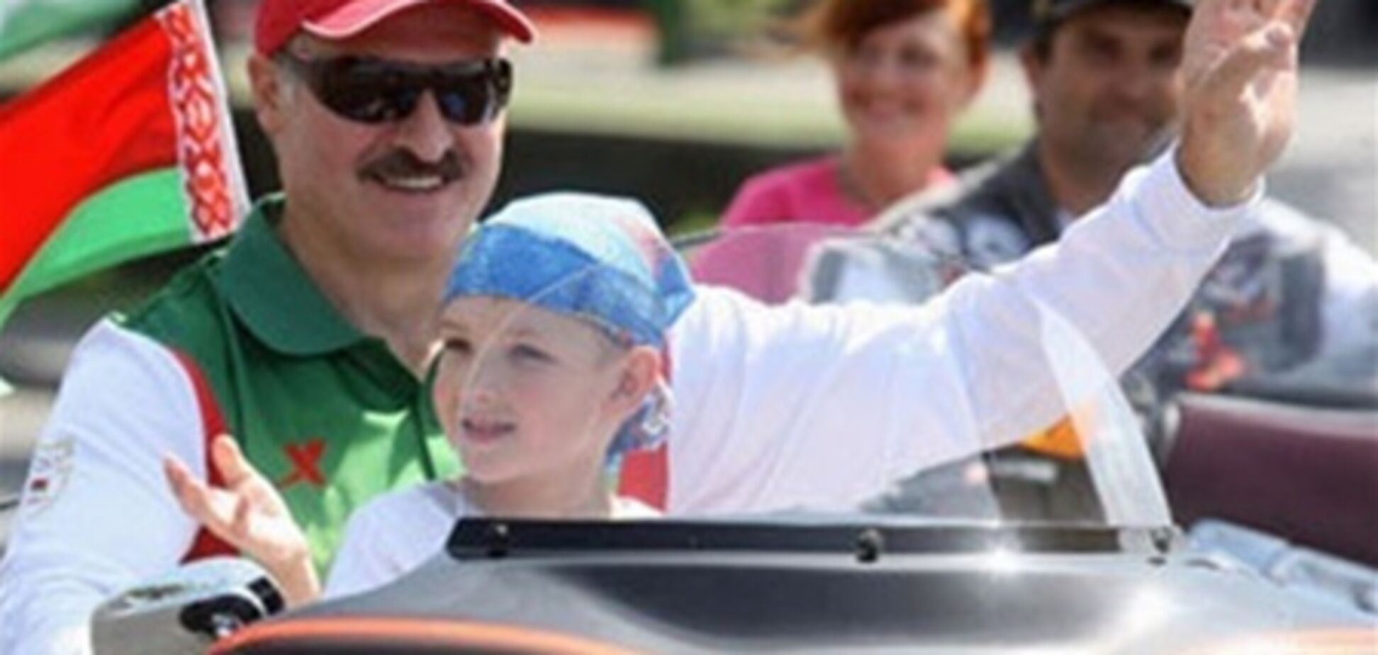 Лукашенко поклявся не передавати владу синові Колі