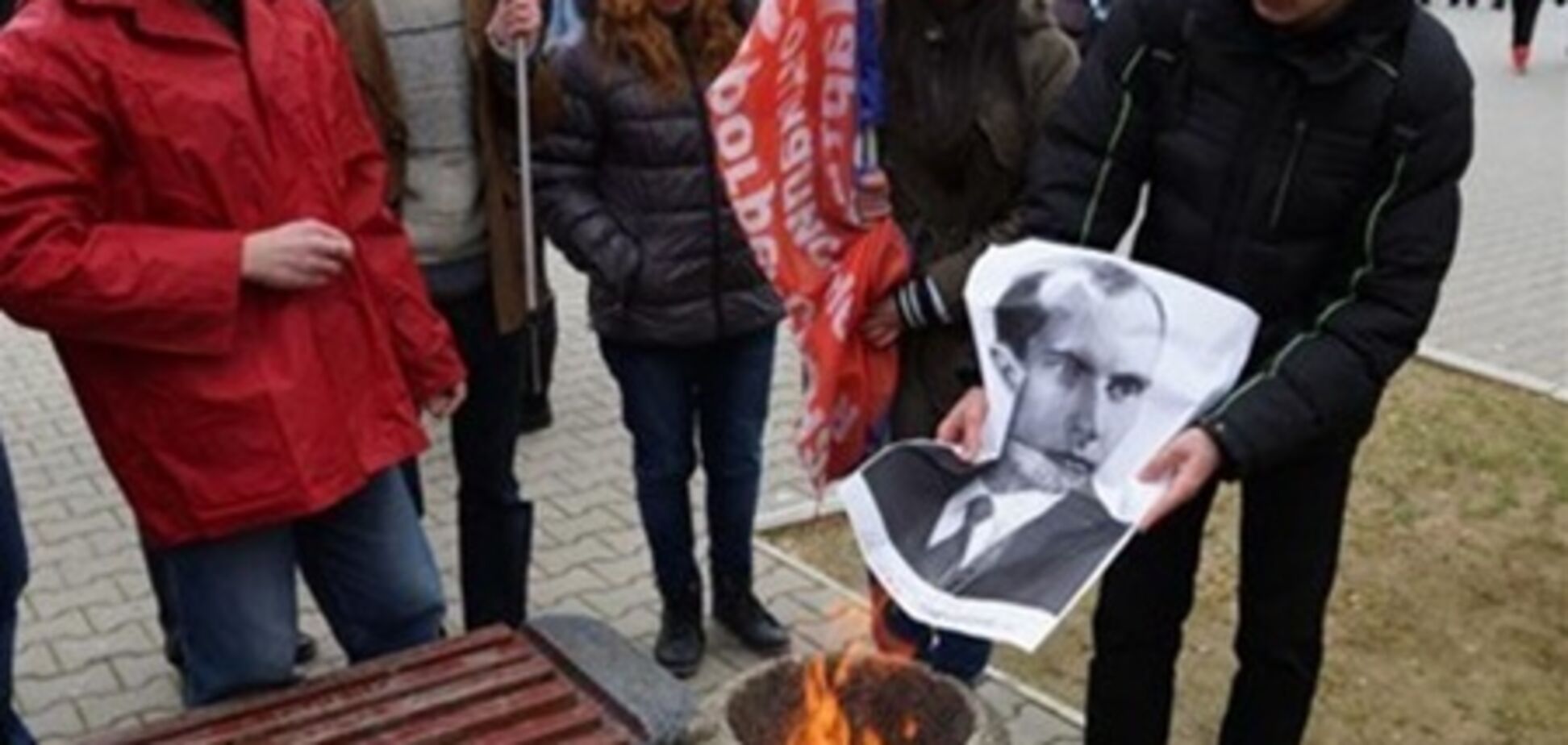 В Севастополе сожгли портреты Бандеры и Шухевича. Фото