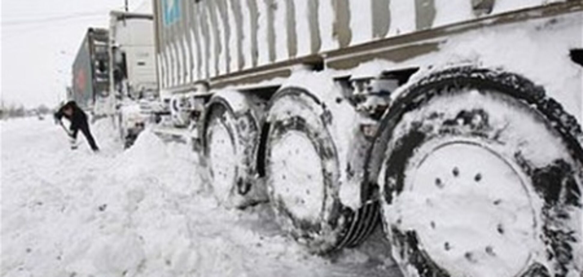 Дорожники устроили 'обстрел' машин снегом. Видео