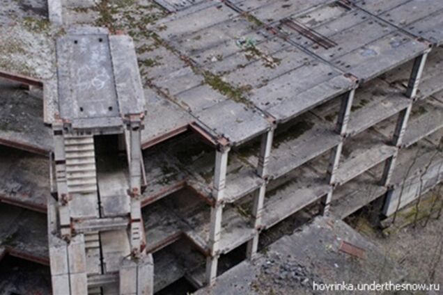 У Криму будівельна плита впала на дітей