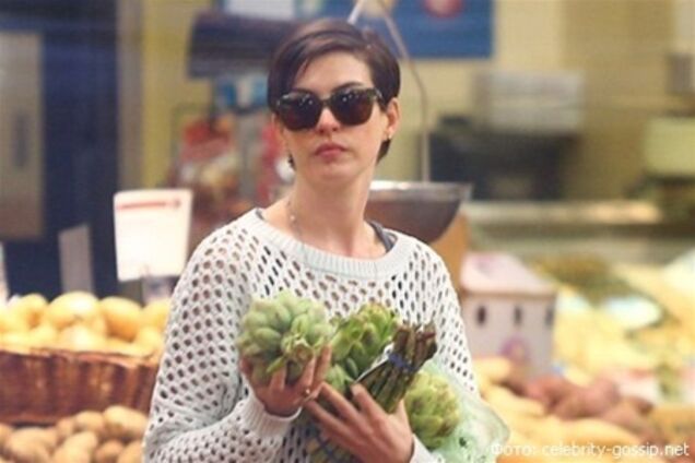 Энн Хэтэуэй 'хозяйничает' в продуктовом магазине. Фото