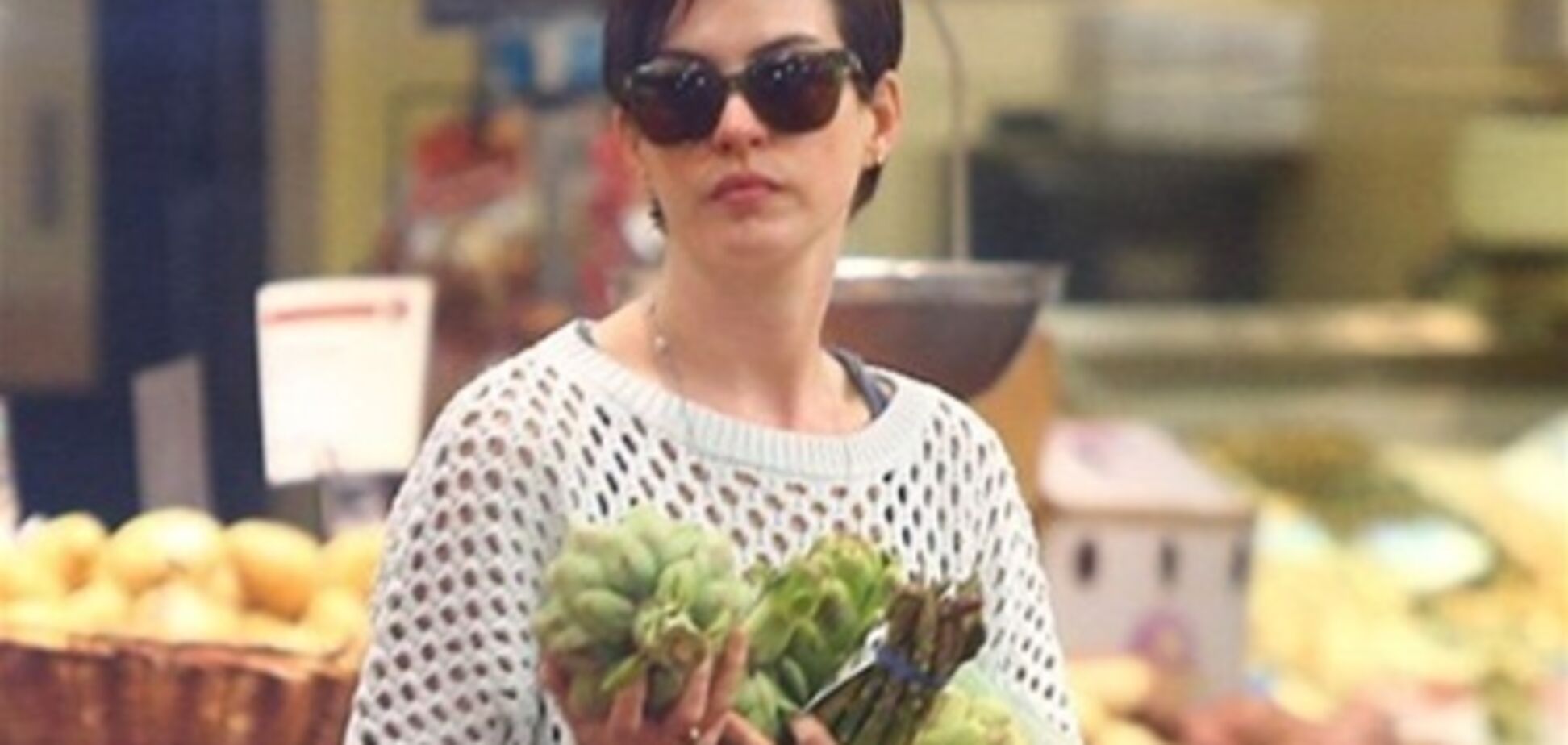 Энн Хэтэуэй 'хозяйничает' в продуктовом магазине. Фото
