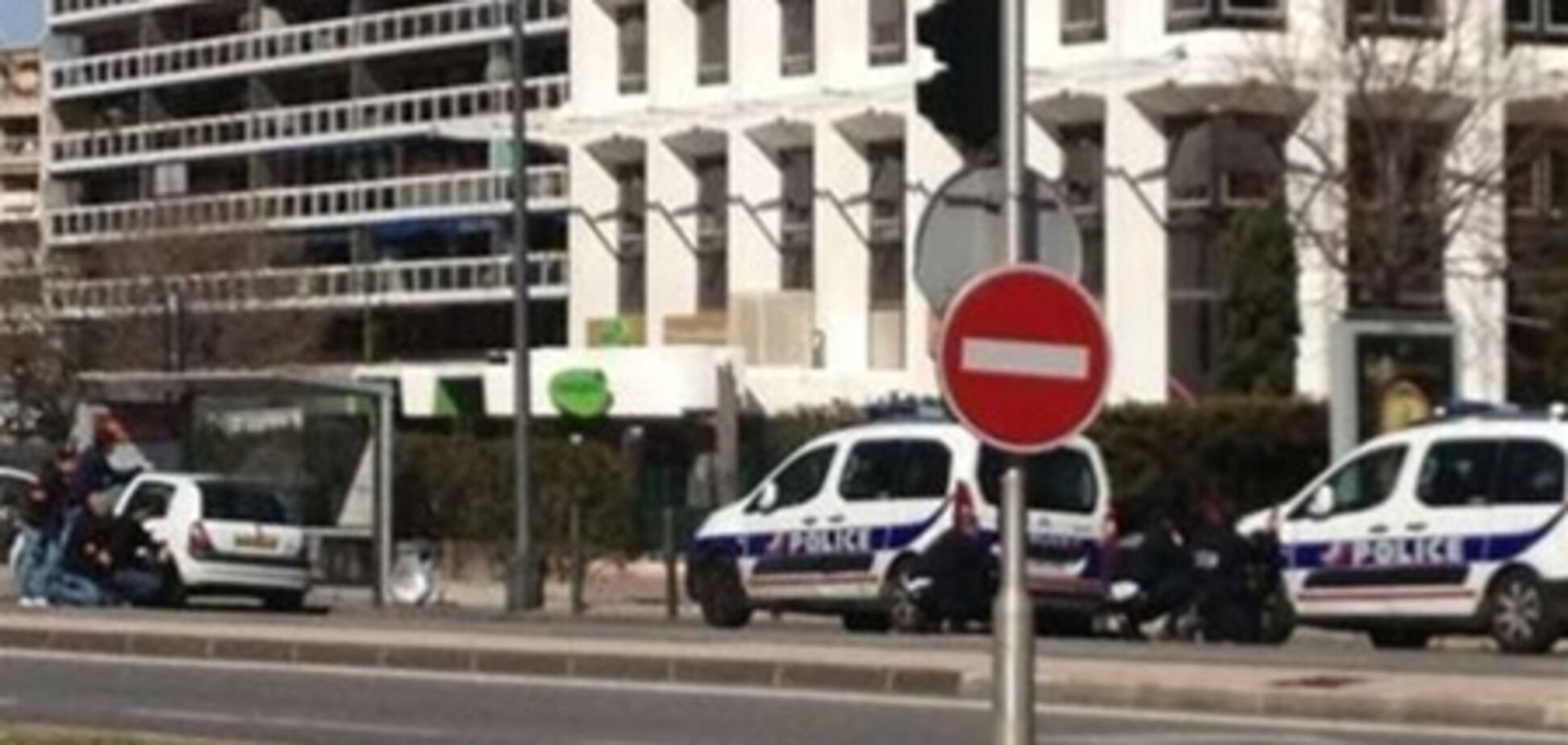 Мужчина, захвативший заложников в больнице Марселя, убит