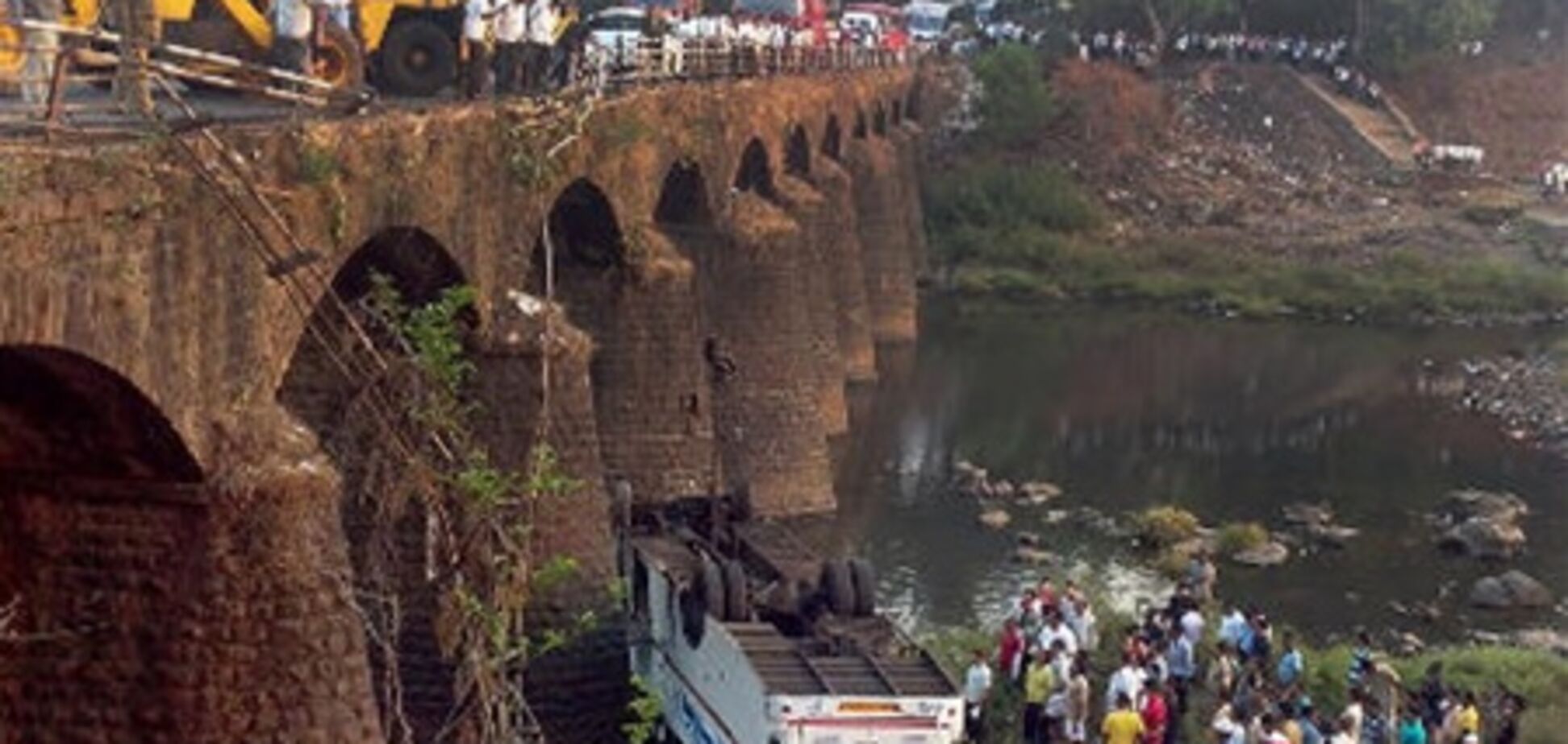 В Индии разбился автобус с туристами, 37 человек погибли