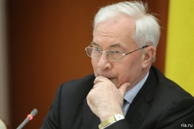 Азаров сравнил аэропорт во Львове с 3-летним ребенком. Видео