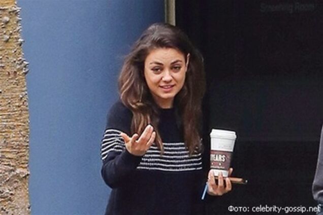 Не накрашенная Кунис 'заправляется' кофе. Фото