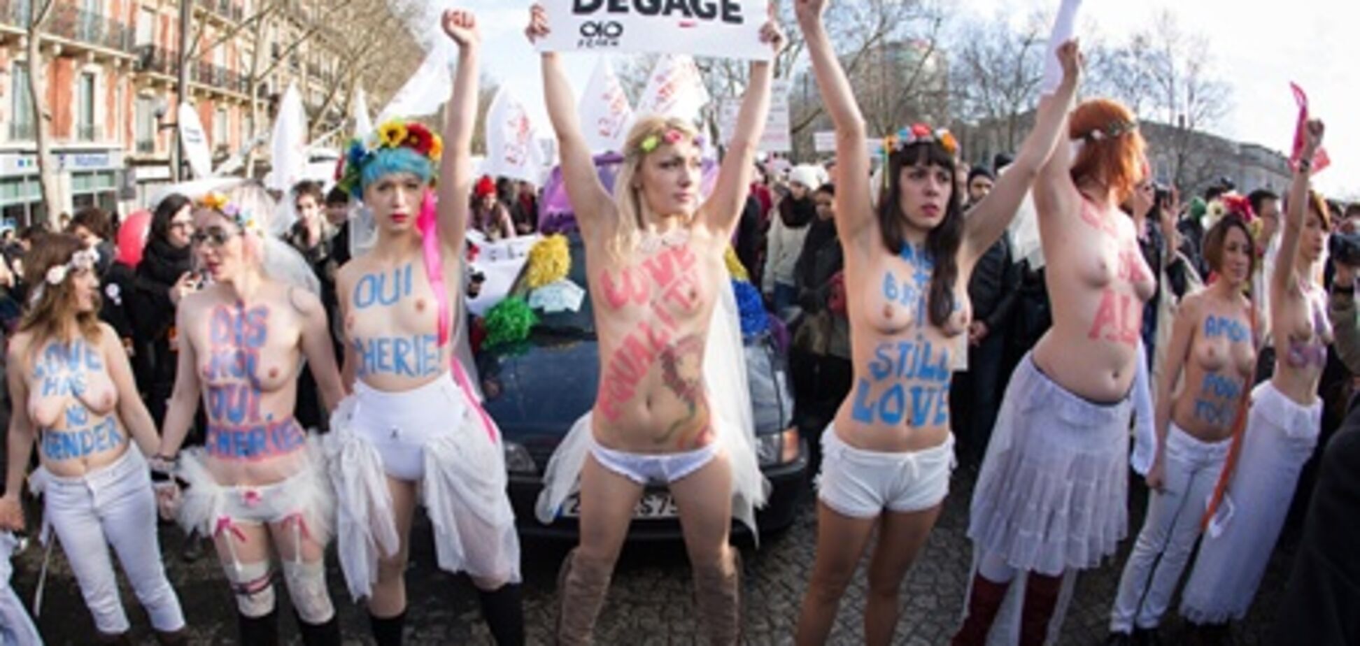 Активистки FEMEN прибыли в Тунис, чтобы открыть там свой филиал