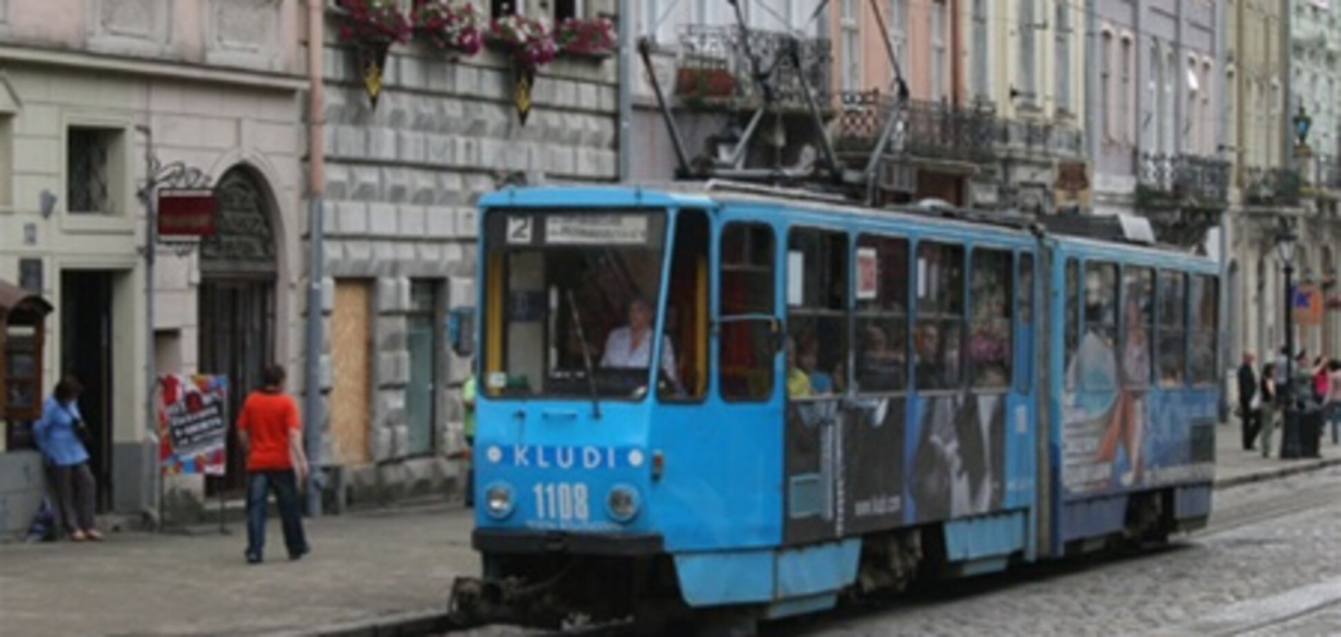 ЗМІ: у Львові невідомі викрали трамвай і протаранили будинок