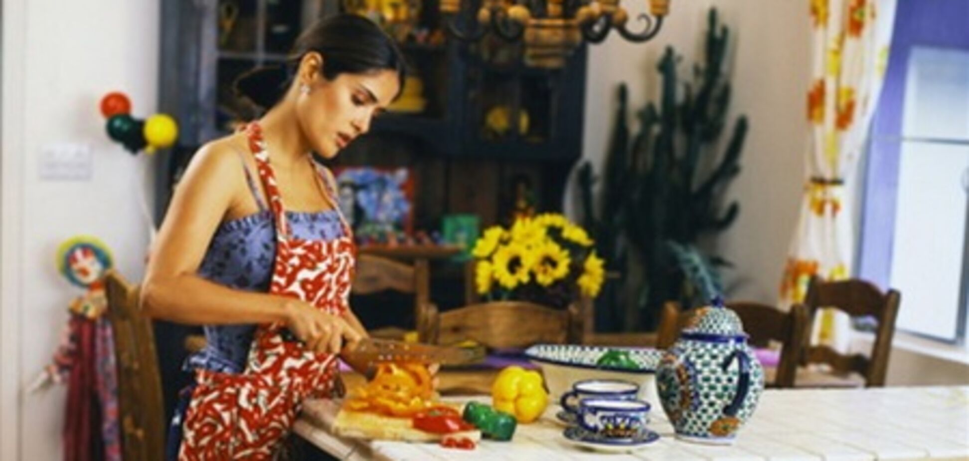 Сальма Хайек орудует ножом: год 1999