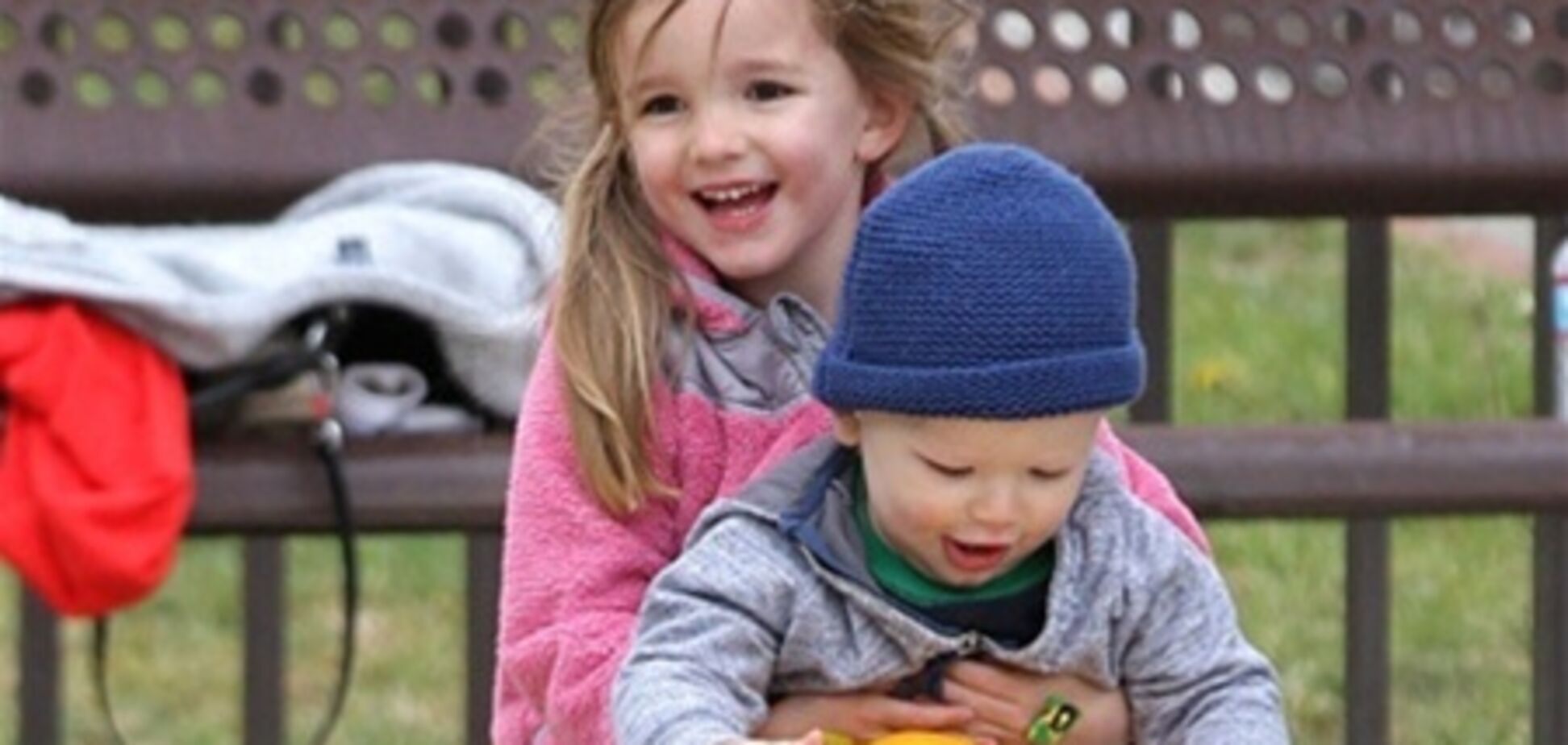 Семейство Аффлек-Гарнер веселится на детской площадке. Фото