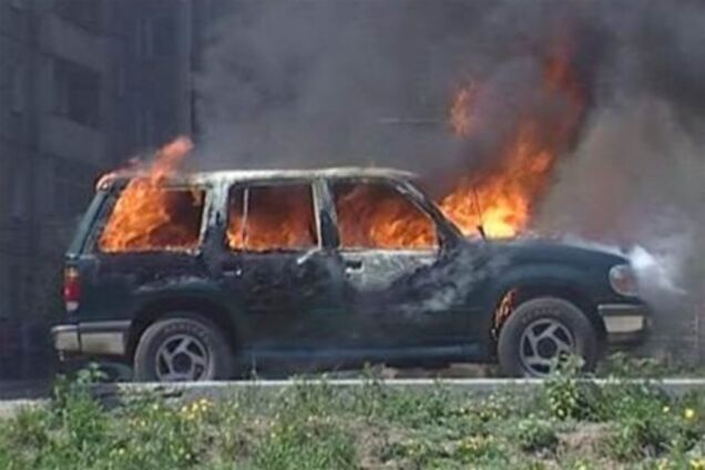 На Троещине сгорела иномарка, водителя госпитализировали