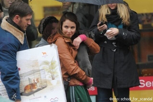 Нуми Рапас и Том Харди не могут поделить щенка.Фото