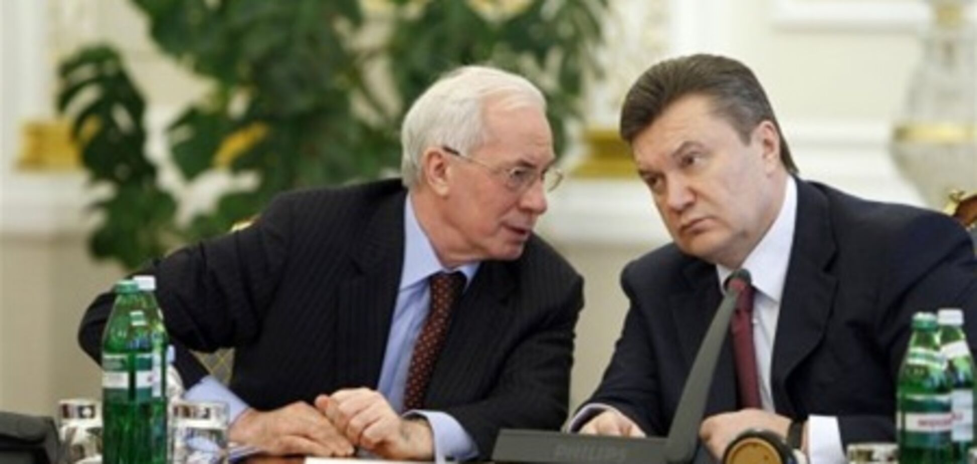 Янукович поручил Азарову ускорить денационализацию СМИ