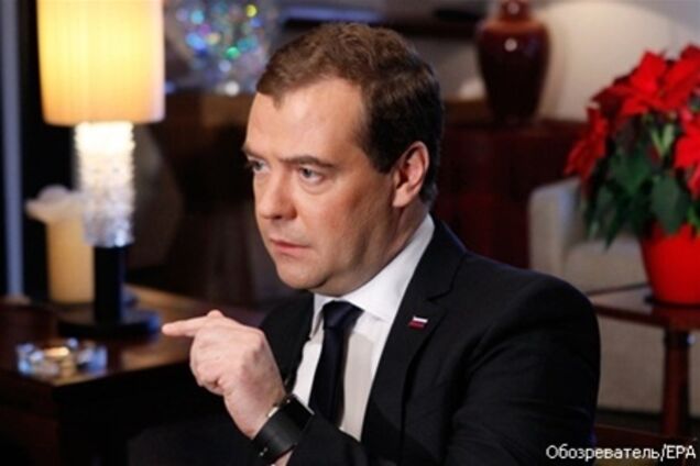 Медведев отчитал губернаторов за квартиры Депардье