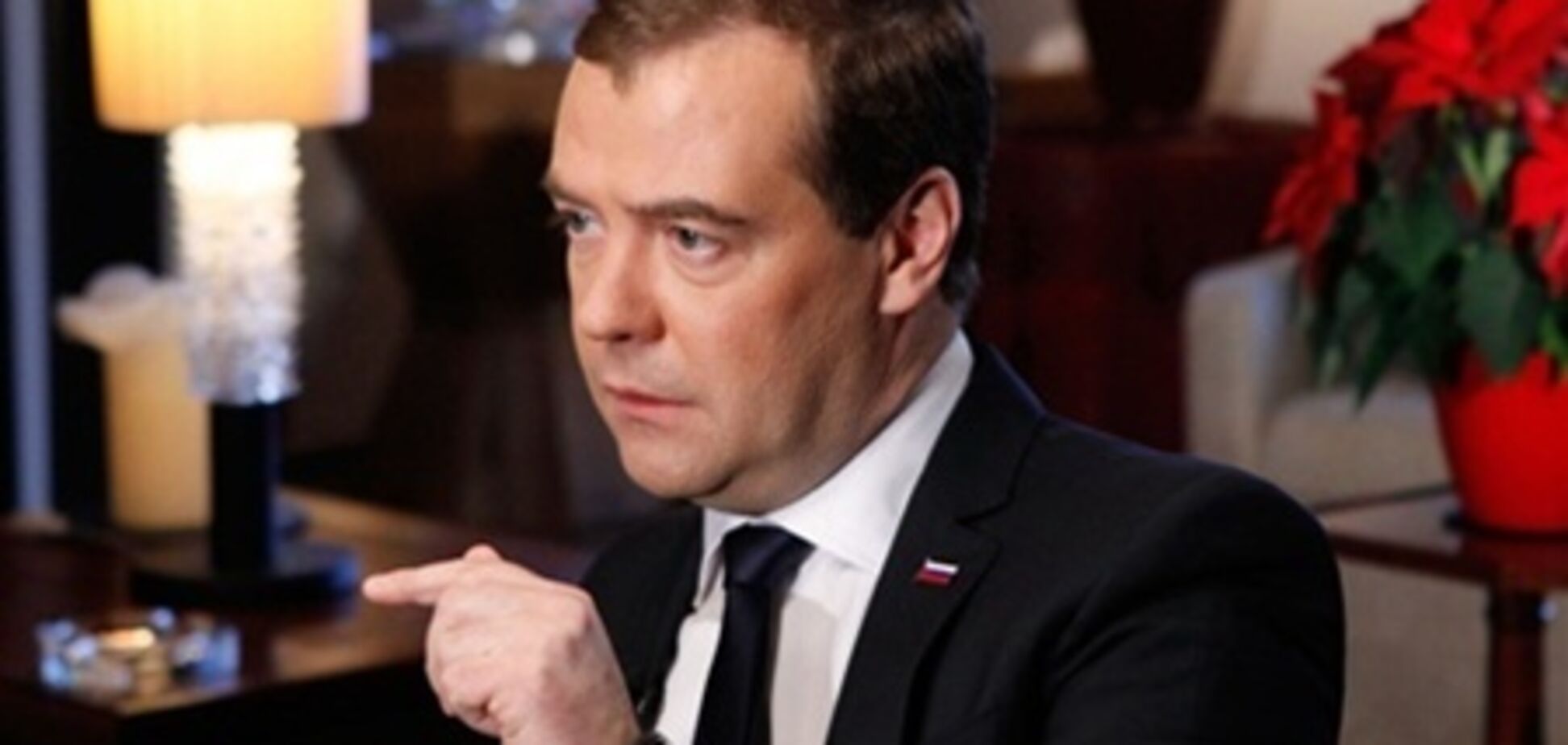 Медведев отчитал губернаторов за квартиры Депардье