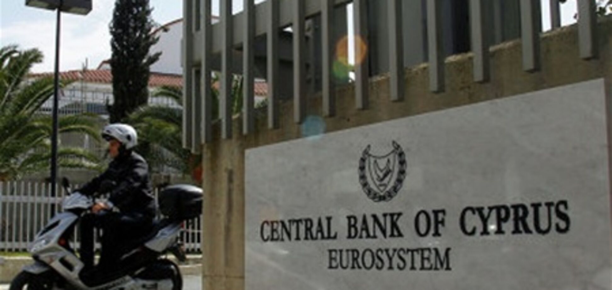 ЦБ Кипра предлагает реструктурировать банки 