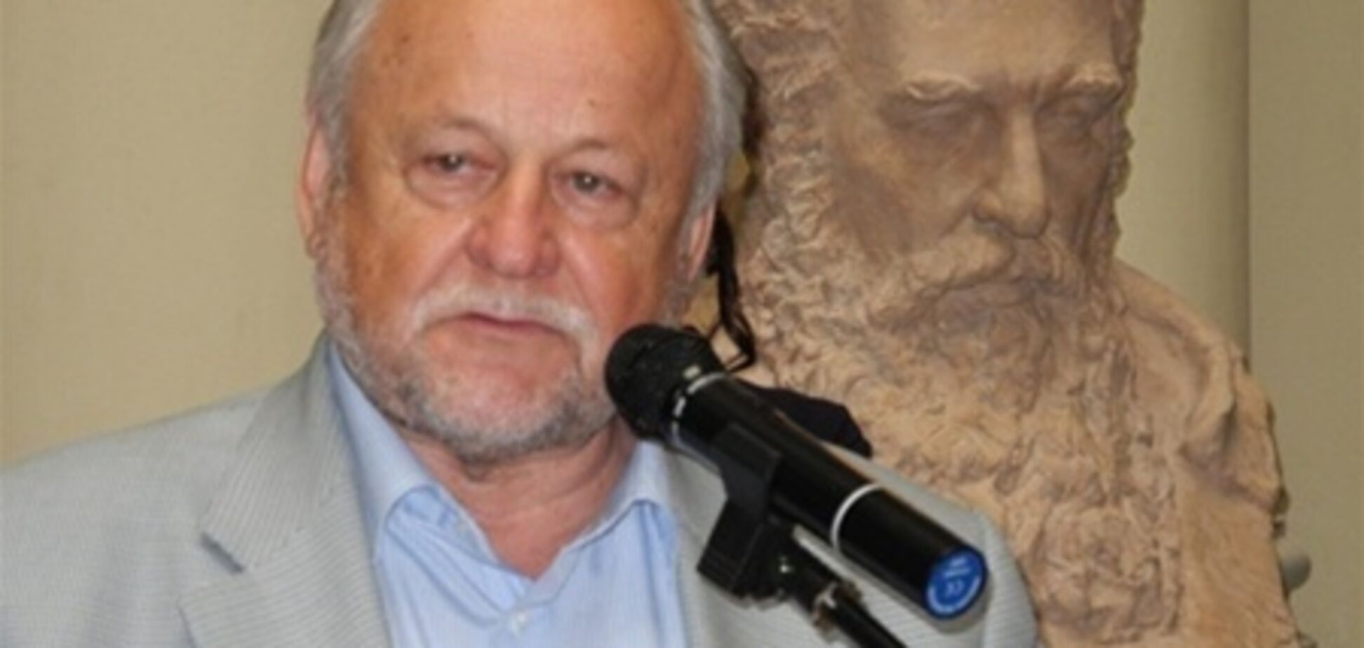 Янукович нагородив народного художника орденом