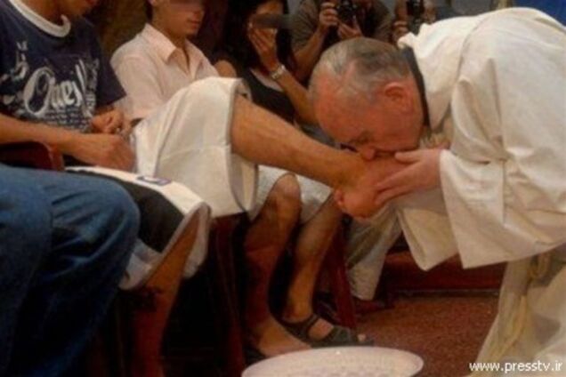 Папа Франциск помиє ноги малолітнім злочинцям