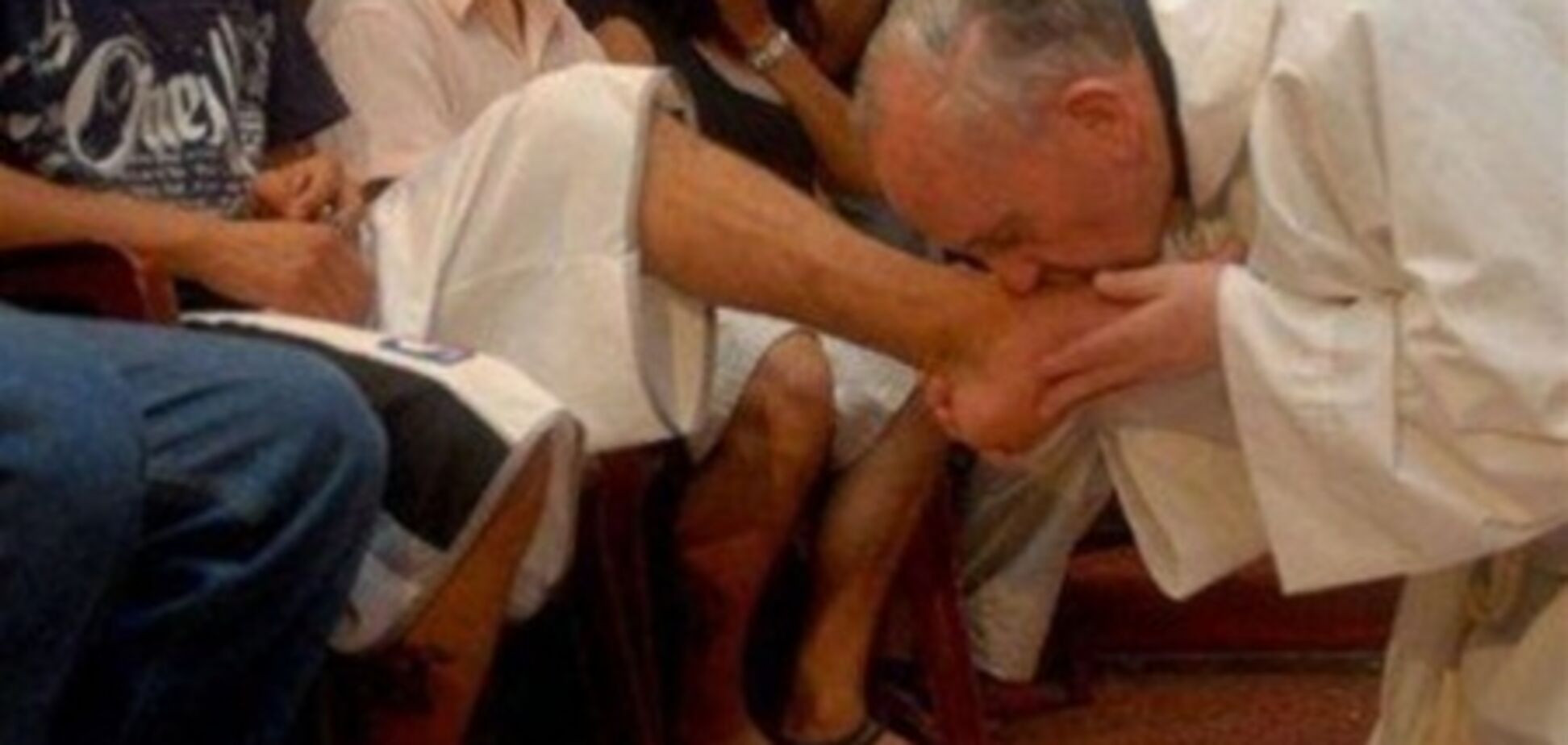Папа Франциск помиє ноги малолітнім злочинцям