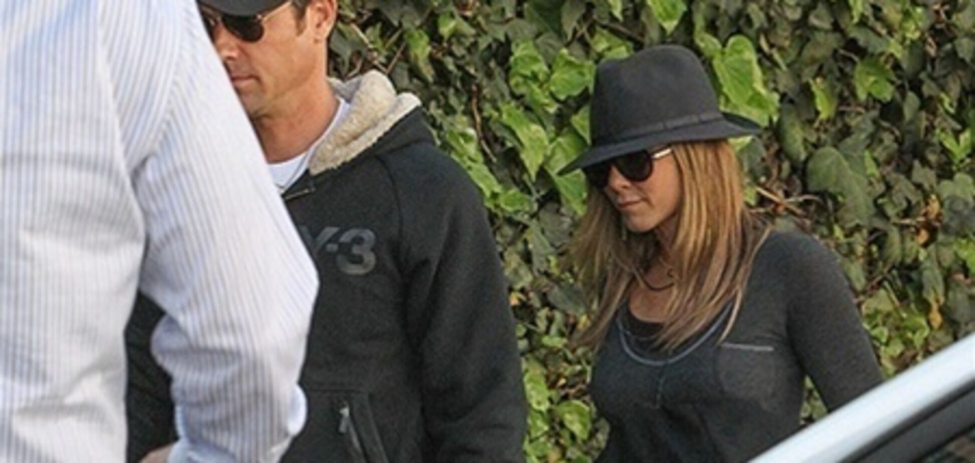 Энистон и Теру заинтересовались антиквариатом. Фото