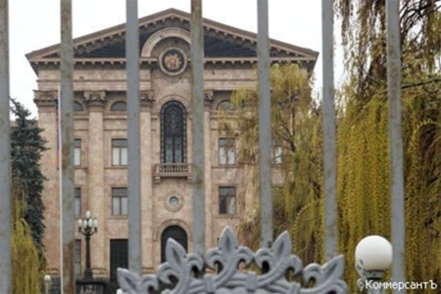 При попытке проникнуть в парламент Армении ранен 'Иисус Христос'
