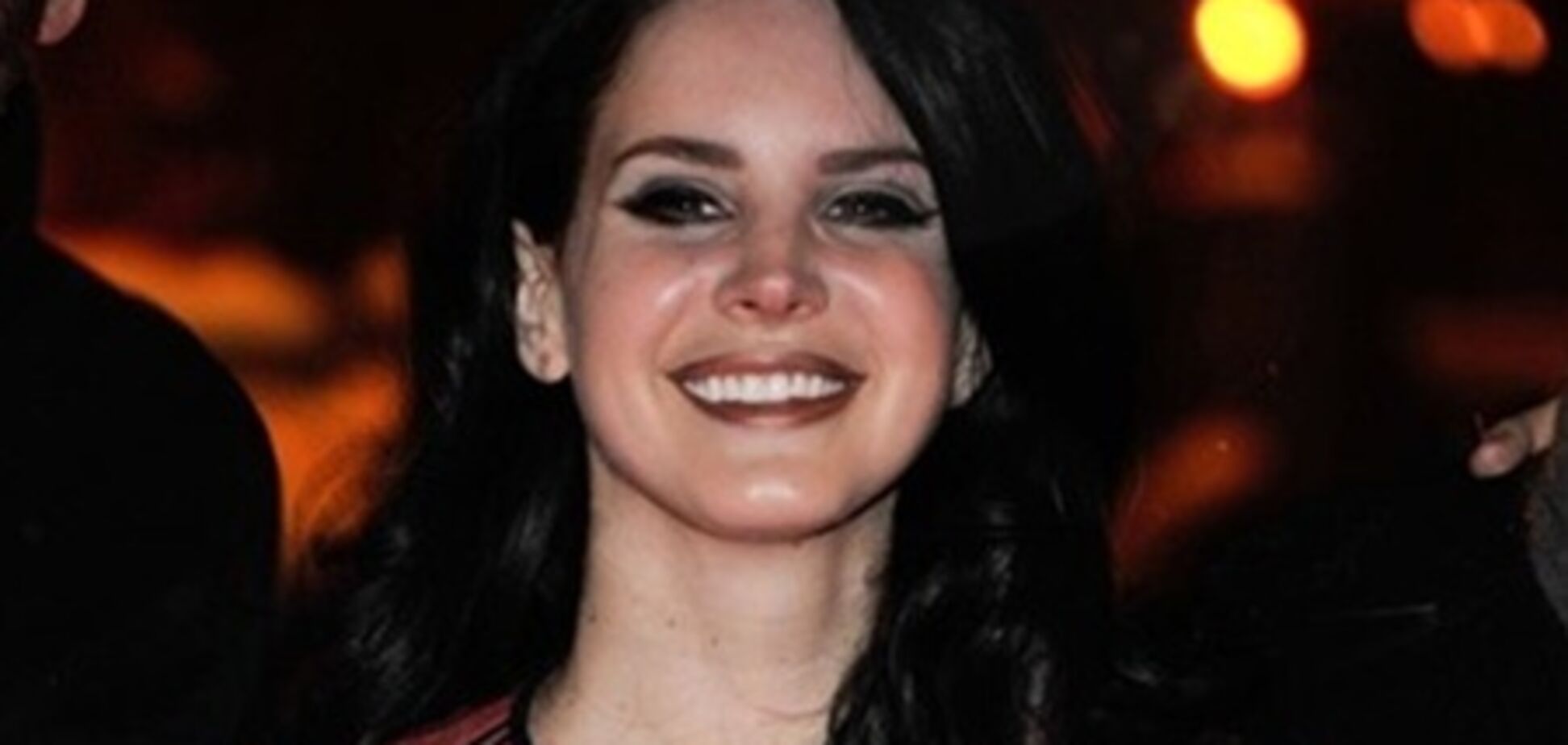 Лана Дель Рей веселится на благотворительном ужине. Фото