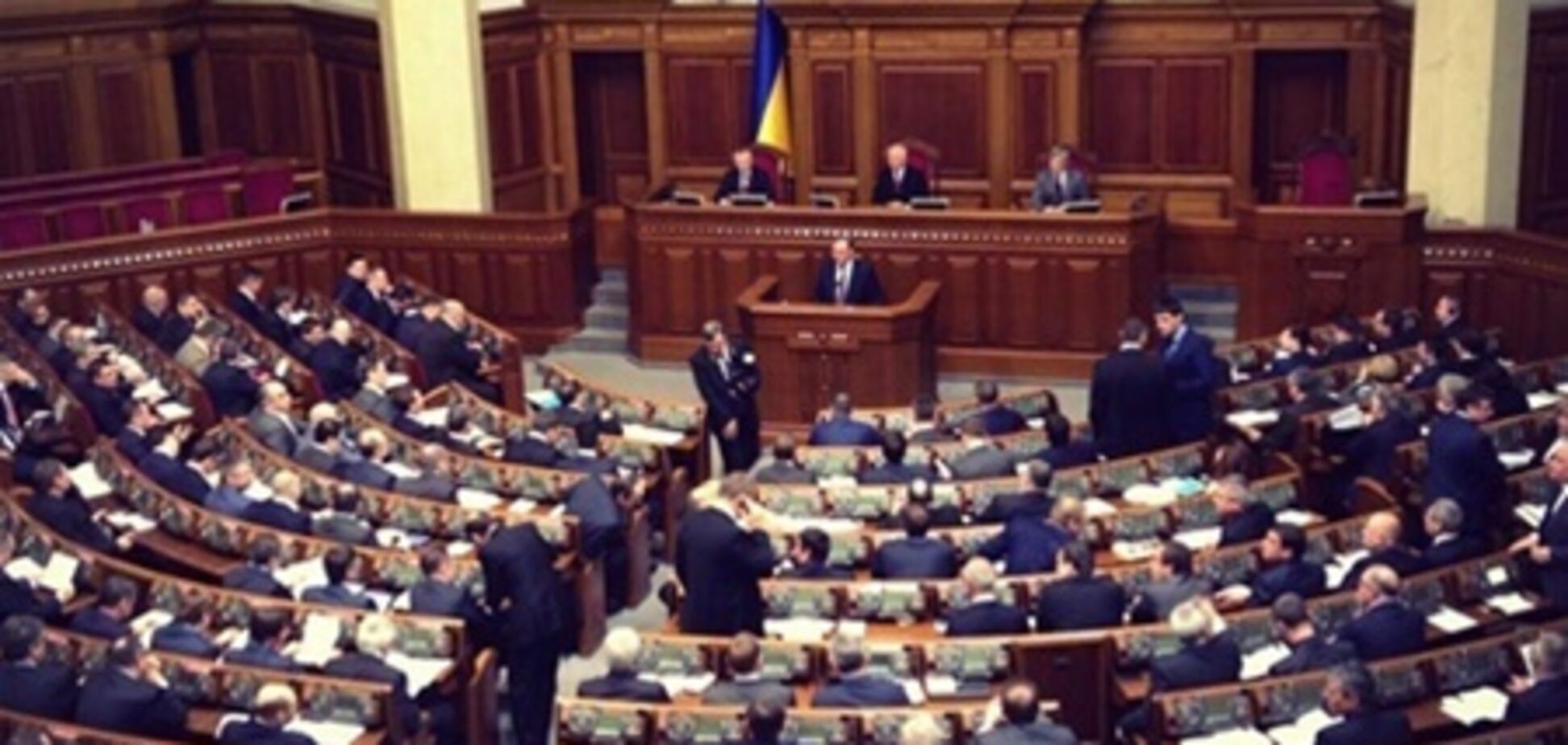 Азаров пришел в Раду