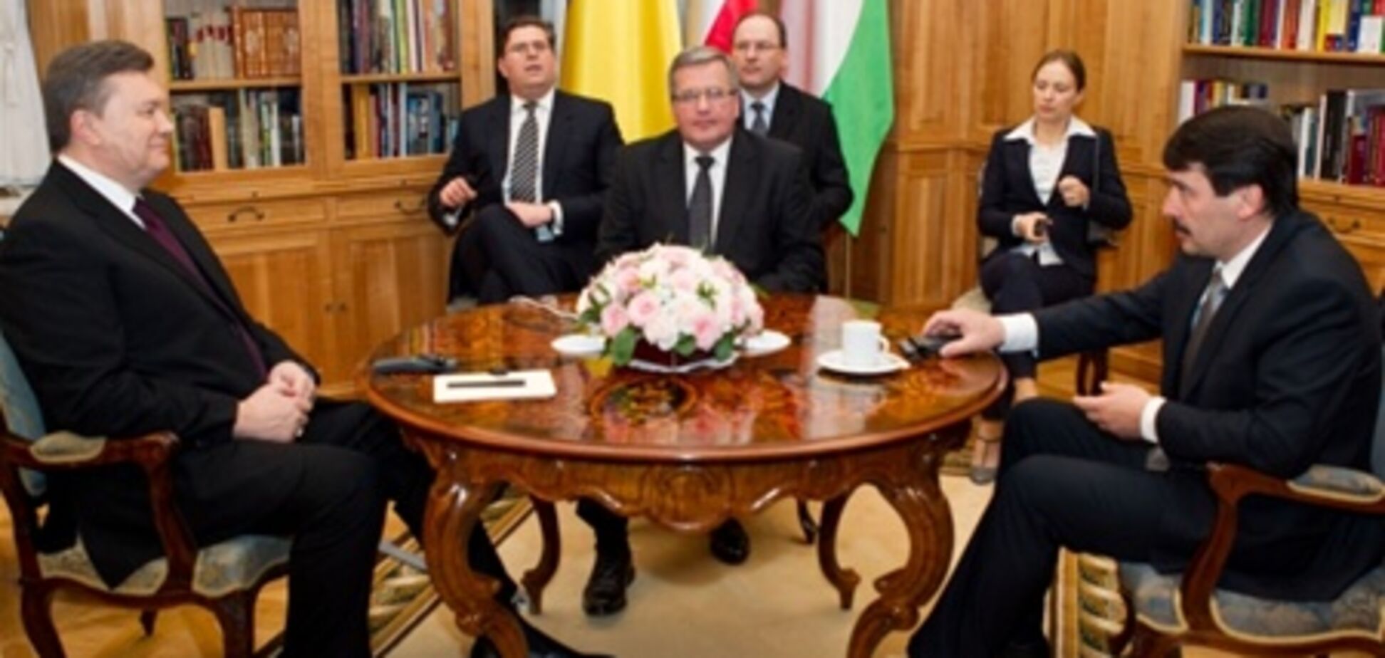 Янукович, Коморовский и Адер провели встречу и поехали на матч Украина-Польша 