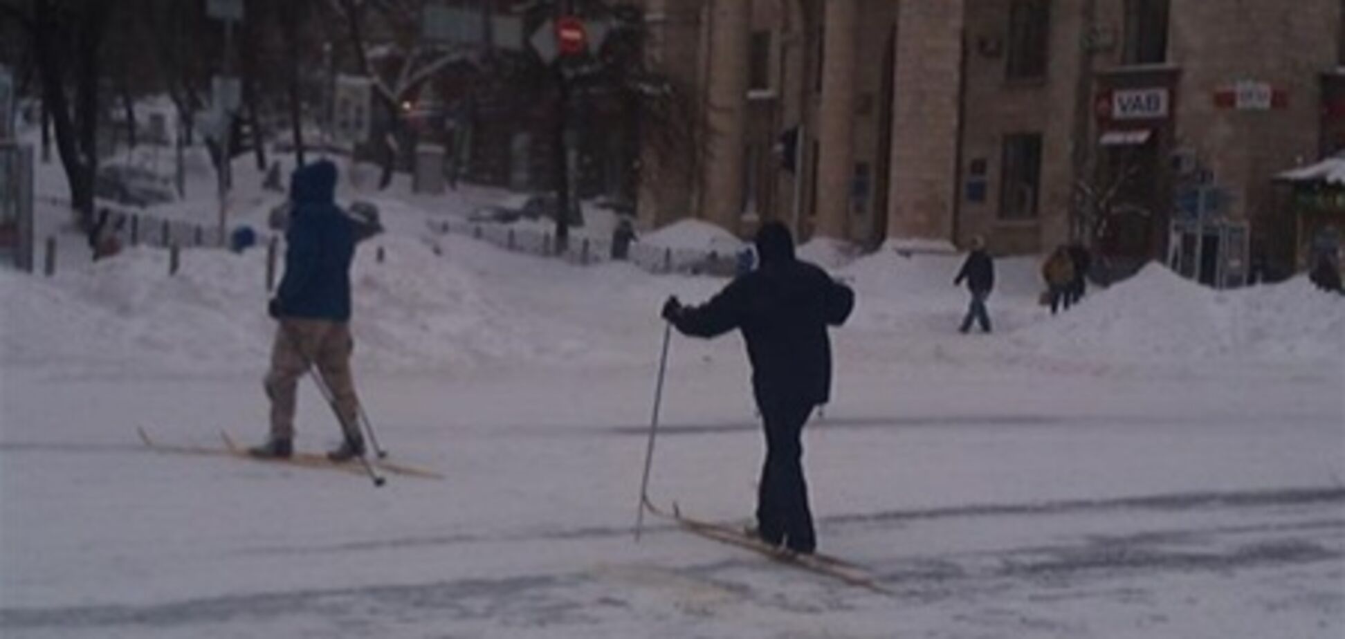 По Крещатику люди ходят на лыжах