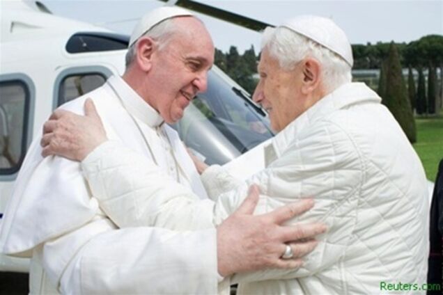 Папа Франциск і Бенедикт XVI зустрілися і помолилися