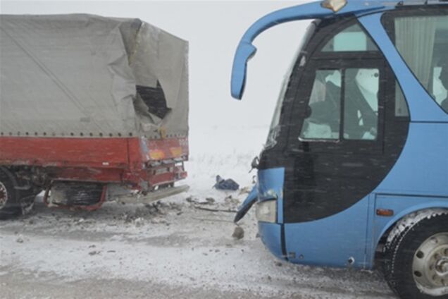 Из-за непогоды пассажирский автобус столкнулся с грузовиком на трассе Киев-Чоп