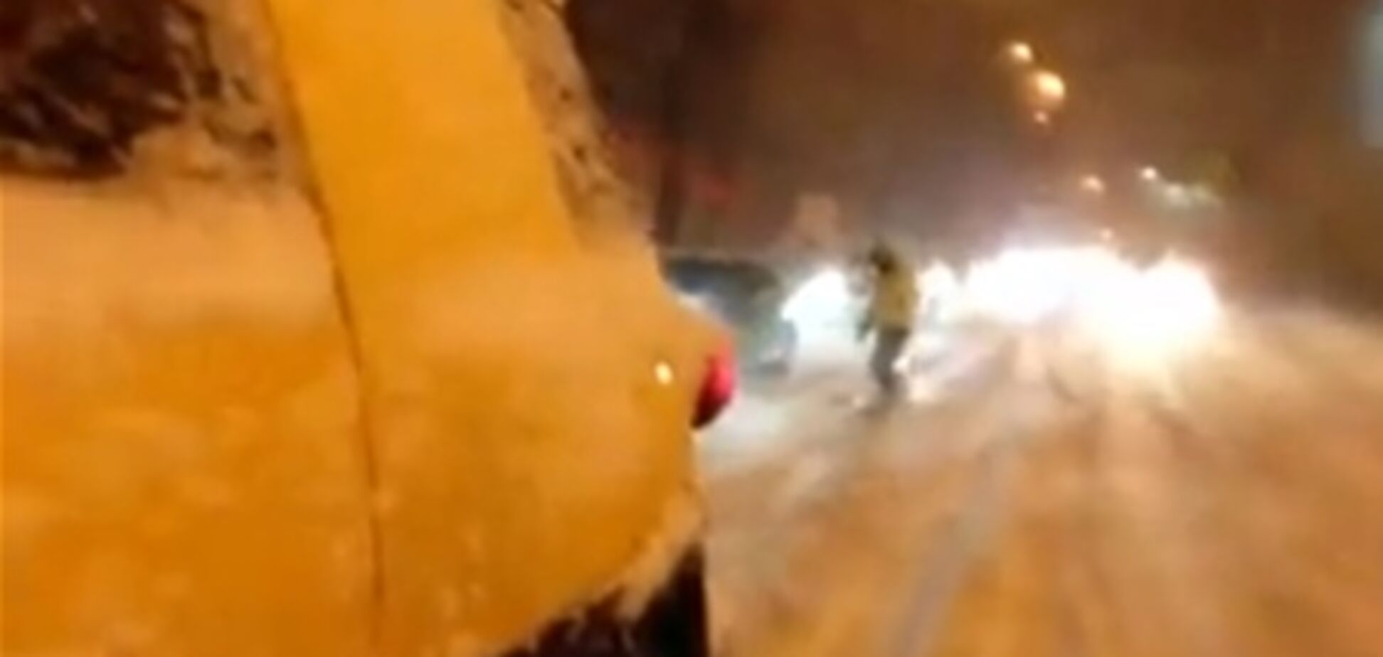 На засніжених київських дорогах з'явилися сноубордисти. Відео